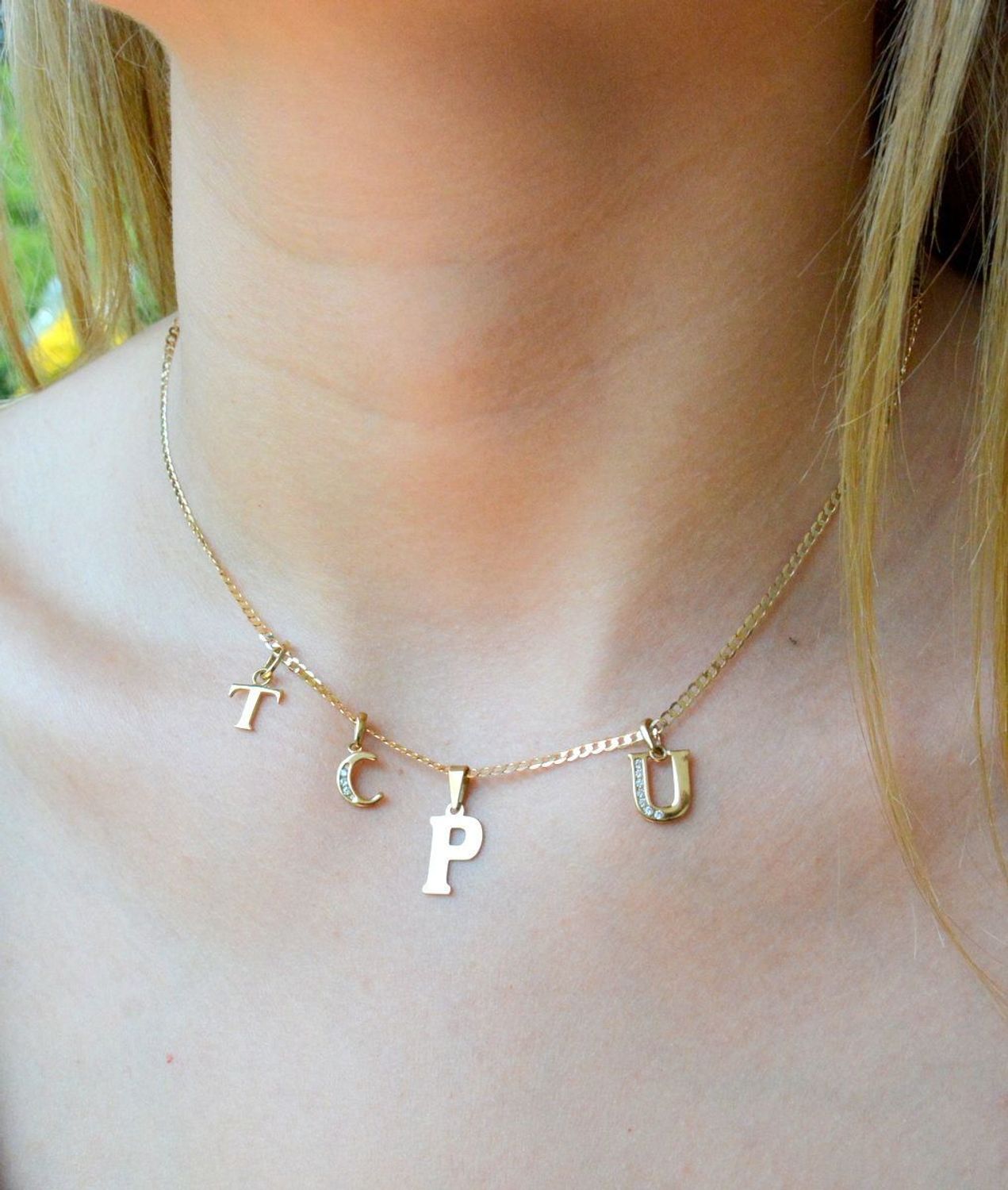 Złota zawieszka 333 literka P ZA 2748P. Piękny, złoty wisiorek o ciekawym wzorze wykonany z żółtego złota próby 333. Personalizowana zawieszka to doskonały pomysł na prezent dla każdej kobiety. Zawieszka z literką P..jpg